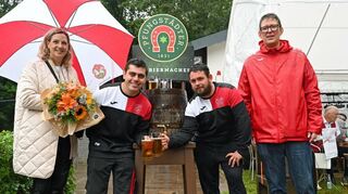 Viele Gäste ließen sich vom Dauerregen nicht abhalten und feierten mit dem SV Schönberg das Vereinsjubiläum. Unser Bild zeigt (v.li.) Stadtverordnetenvorsteherin Christine Deppert, Christian Stoiber, Sascha Haberer und Ronald Fritz.