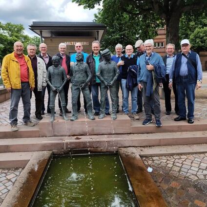 Am Staffelbrunser-Brunnen: Der Jahrgang 1946/47 war im Fachwerkstädtchen Miltenberg unterwegs.