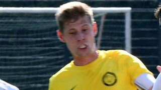 Plötzlich haben die Schwanheimer – hier Moritz Loreth – nicht mehr nur den Ball, sondern auch die Rückkehr in Kresliga C fest im Blick.