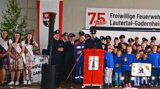 Zum Auftakt des Festkommerses präsentierten sich die Mitglieder der Löschzwerge, der Jugendfeuerwehr, der Einsatzabteilung, der Ehren- und Altersabteilung und die Festdamen auf der Bühne.