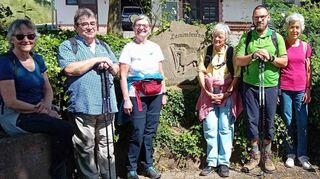Bei ihrer Tour durch den Odenwald entstand am „Lammbrunnen“ aus dem Jahr 2001 auf einem hübsch gestalteten Dorfplatz in Krumbach das Erinnerungsfoto der Naturfreunde Einhausen.