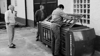 Frisch eingetroffen begutachten im November 1986 (von links) der Umweltbeauftragte der Gemeinde, Peter Möckel, Bauhof-Vorarbeiter Hans Degenhardt und Wassermeister Helmut Fassinger die historische Telefonzelle aus England.