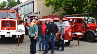 Zum Feuerwehrfest in Gadernheim gab es viel Programm, darunter eine Fahrzeugausstellung. Kinder durften versuchen, ein „Feuer“ am Brandhaus zu löschen.