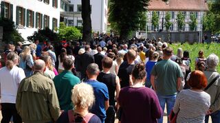 Bei der Gedenkveranstaltung für den getöteten Polizisten Rouven L. sprachen der südhessische Polizeipräsident Björn Gutzeit (am Mikrofon) und Landrat Christian Engelhardt. (r,)