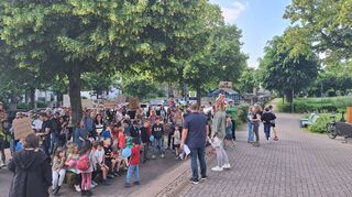 Bei einer Demonstration vor dem Rathaus forderten Eltern, dass die Trägerschaft der Grundschulbetreuung weiter in städtischer Hand bleiben soll.
