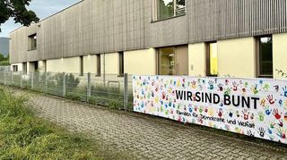 Vor den städtischen Kitas – zum Beispiel in der Kita Effax oder am Berliner Ring – setzen bunte Banner ein Zeichen für Vielfalt und Toleranz im Alltag.