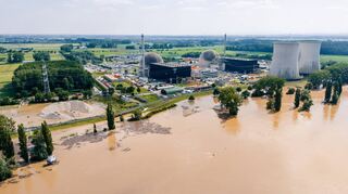 Die Luftaufnahme des Hochwassers am Bibliser Kernkraftwerk mit der überfluteten Fläche (links) entstand am vergangenen Montag.