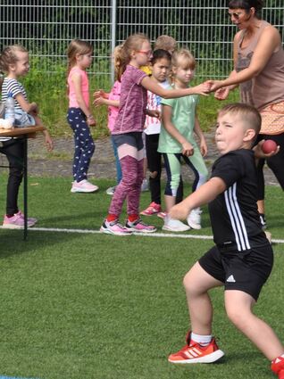 Ballweitwurf war eine der Disziplinen der Bundesjugendspiele für die Grundschüler auf dem Kunstrasen der Spiel- und Sportgemeinschaft Einhausen.