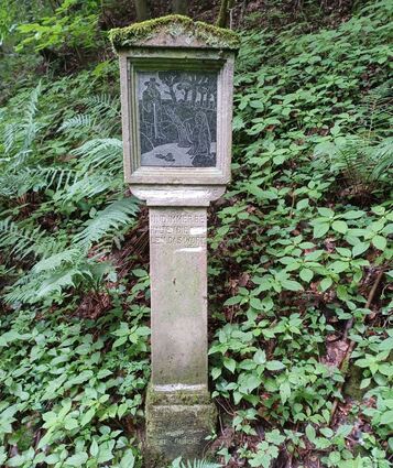Das Bildstock-Denkmal für den Dichter Karl Ernst Knodt am Brunnenweg wurde mutwillig beschädigt. An mehreren Stellen wurde die Schrift zerstört.