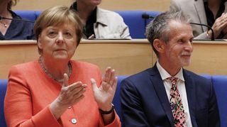 Angela Merkel sitzt vor wenigen Tagen neben dem Schauspieler Ulrich Matthes. Die Konrad-Adenauer-Stiftung ehrte den Schauspieler für Verdienste als herausragende Persönlichkeit der deutschsprachigen Kultur.