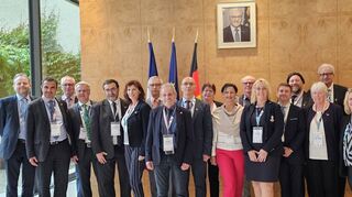 Die Heppenheimer Stadtverordneten beim Besuch in der deutschen Botschaft in Paris.