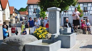 Auf dem Reichenbacher Marktplatz hat der Verschönerungsverein einen neuen Brunnen errichtet. Dank der breiten Unterstützung entstanden für die Gemeinde Lautertal keine Kosten.