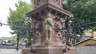 Kein Plätschern zum Bürgerfest: Der Sankt-Georgs-Brunnen ist seit Dienstag außer Betrieb, weil der eiserne Umfassungsring durchgebrochen ist.