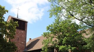 „Ein feste Burg ist unser Gott“: Die Gnadenkirche in Mannheim-Gartenstadt präsentiert sich außen und innen fast wie zur Zeit ihrer Entstehung.
