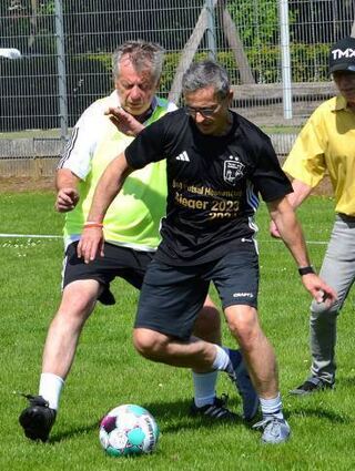 Reiner Held (li.) macht dem Auerbacher Ronny Hauptmann den Ballbesitz streitig.