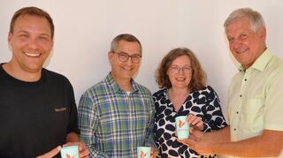 Trinkbecher mit Vereinsemblem für die Neuen: Geschäftsführender Vorsitzender René Röver und Bürgermeister Helmut Glanzner (außen) übergaben sie dem Neumitglied Michael Schweitzer und der neuen Schriftführerin Barbara Schumacher.