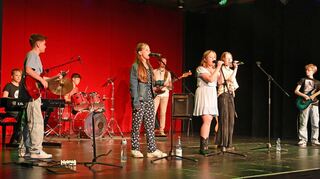Beim Sommerkonzert des Goethe-Gymnasiums sorgten mehr als 200 Mitwirkende auf mehreren, auf dem Schulgelände verteilten Bühnen für Unterhaltung.