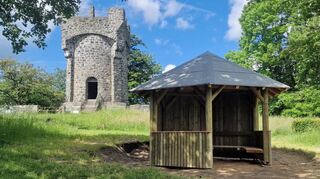 Am Bismarckturm auf der Litzelröder Höhe wurde von der Stadt Lindenfels mit Unterstützung des GEO-Naturparks eine neue Schutzhütte aufgestellt. Die Hütte liegt am Pilgerweg Camino Incluso und bietet Wanderern eine schöne Rast-Möglichkeit inmitten der Natur.