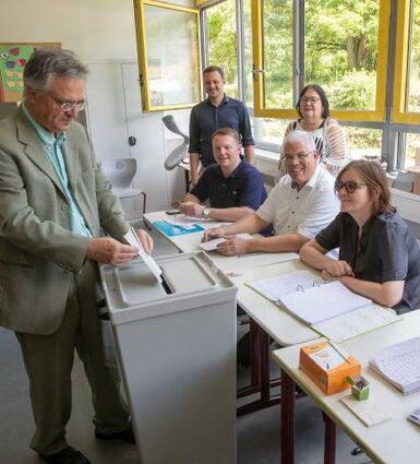 Stimmabgabe im Wahllokal in der Siemens-Schule.