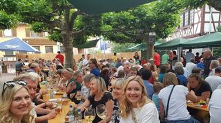 Am Wochenende ist es wieder soweit: Seit 1977 treffen sich Familien und Freunde zum gemütlichen Plausch unter den Platanen in der Ortsmitte beim Heckenfest des Musikcorps.