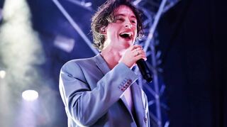 Der Frontmann von Giant Rooks, Fred Rabe, bringt Star-Appeal auf die Bühne.