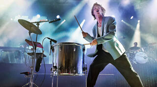 Die immer neu aufbrandenden, euphorischen Jubel-Schübe im Publikum dürften nicht zuletzt an Frontmann Frederik („Fred“) Rabe liegen.