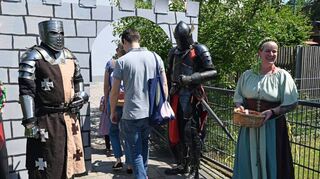 Bereits am Eingang zum Kita-Sommerfest wurden die Besucher von Rittern und Burgfräulein an der „Stadtmauer“ begrüßt.