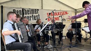 Das Akkordeonorchester trat beim Bürgerfest auf.