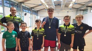 Der Nachwuchs spielte einen eigenen Wettbewerb bei den Tischtennis-Vereins-meisterschaften der SG Gronau; das Bild zeigt von links Jakob Lutz, Jugendleiter Oliver Russ, Jaro Trautmann, Philipp Opper, Sieger Paul Heinisch, Joel Reichl und Max Heinisch.