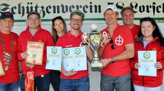 Die erfolgreichen Schützen der Bürger-Funken mit (v.l.) Schützenkönig Michael Pitzal sowie Andreas Paul, Jennifer Bender, Sascha Günthner, Freddy Kaupa, Frank Gröger und Christiane Ludwig-Paul.