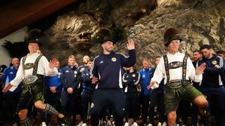 Einführung ins Schuhplatteln: Der Schotte John McGinn in Garmisch-Partenkirchen.