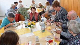 Nach dem Kaffeetrinken und Austausch ließen die Teilnehmer Melodien aus ihrer Jugend erklingen.