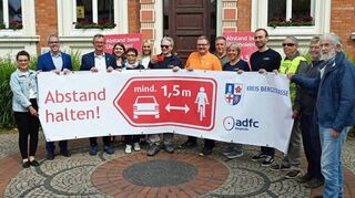 Die Aktion „Abstand halten“ soll für Risiken und Regeln sensibilisieren, die mit dem Überholen von Fahrradfahrern einhergehen.
