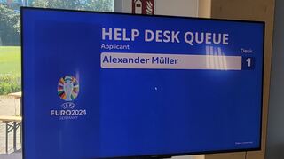 Hilfe notwendig: Im UEFA-Akkreditierungscenter in Frankfurt.