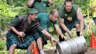 Die Weinheimer Highlander im Einsatz beim Fassrollen.