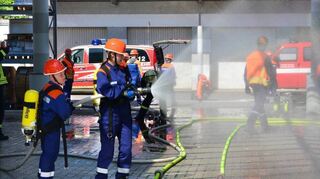 „Wasser marsch“ beim Brand im Carport.