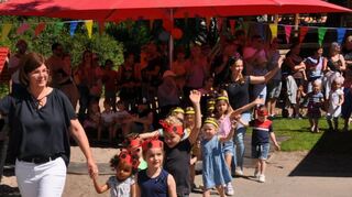 Mit ihren Erzieherinnen zogen die Kinder in den Garten der Einrichtung ein.