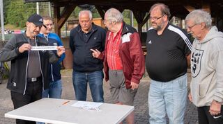 Thorsten Bitsch (links) spielte „Glücksfee“ bei der Auslosung zum Lautertalpokal, an der außerdem (weiter von links) Fabian Kaffenberger (TSV Elmshausen), Fritjof Altetiemann (SG Brandau/Gadernheim), Peter Gehrisch (SG Reichenbach), Rainer Böhm (SG Lautern/Schönberg) und Manfred Preuss (SG Reichenbach) teilnahmen.