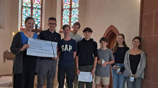 Die Konfirmanden der Evangelischen Kirchengemeinde Auerbach haben Spenden für die Diakonie Bergstraße gesammelt.