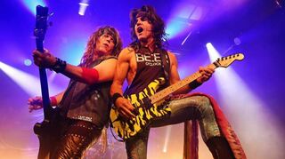 Steel Panther im Rahmen ihrer „On The Prowl“-Tour in Mannheim: Joe „Spyder“ Lester (Bass, l.) und Satchel, alias Russ Parrish (Gitarre, r.).