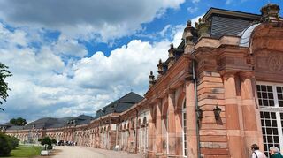 Die Parkanlage bot der Einhäuser Reisegruppe nach dem Kaffeetrinken im Schloss reichlich Gelegenheit zum Vertreten der Beine und zum geselligen Austausch. In kleinen Gruppen fand jeder sein individuelles Tempo.