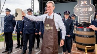 ble, Lorsch Eröffnung Johannisfest, ,Biersanstich Christian Schönung , , Bild: Thomas Neu