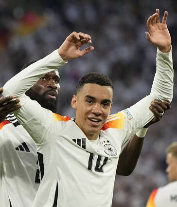 Erstes Turnier-Tor: Jamal Musiala nach seinem 2:0 gegen Schottland, links Antonio Rüdiger.