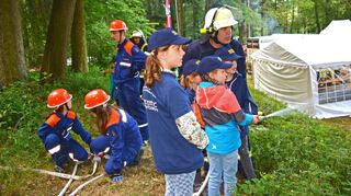 Eine Waldbrandübung stand am Anfang der Geburtstagsfeier der Schlierbacher Jugendfeuerwehr und der Kinderfeuerwehr.