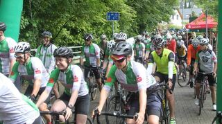Die 160 Rennradfahrer setzten sich trotz Regen am Morgen pünktlich um 9.30 Uhr in Bewegung