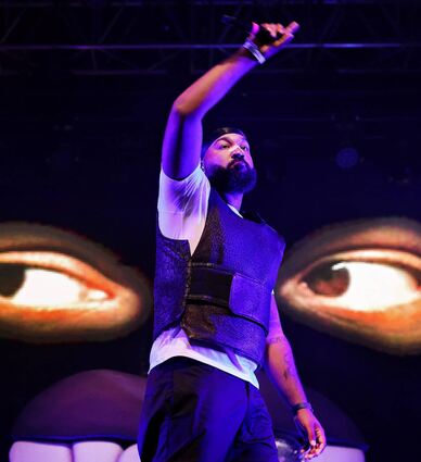 Auftritt im Palastzelt auf dem Maimarktgelände im Rahmen des Zeltfestivals: OG Keemo heizte seinem Publikum kräftig ein und machte immer wieder auch Platz für hörenswerte Gastauftritte.