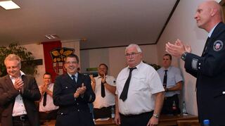 Wachwechsel: Gerührt verabschiedete sich der langjährige Stadtbrandinspektor Werner Trares (vorn, 2.v.r.); Standing Ovations gab es von seinem Nachfolger Christian Stadler (2.v.l.) und dem neuen Stellvertreter Leonhard Einberger (re.).