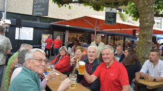 Mitglieder des Musikcorps der Freiwilligen Feuerwehr Einhausen verwandelten den Platz unter den Platanen auch in diesem Jahr in einen Biergarten. Zwei Tage lang feierten die Einhäuser dort mit vielen Gästen.