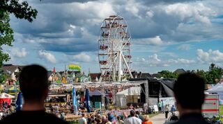 Das Lorscher Johannisfest bietet diesmal einen erweiterten Jahrmarkt. Weit zu sehen ist das Riesenrad. Auch Geisterbahn und Kinderachterbahn locken.