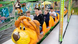 Auf der Kinderachterbahn konnte man an großen Tieren vorbei durch die „Dschungel“-Umgebung sausen.